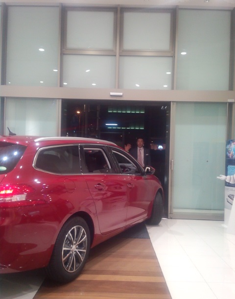 ショールームの展示車