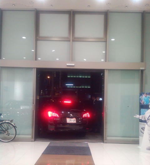 ショールームの展示車