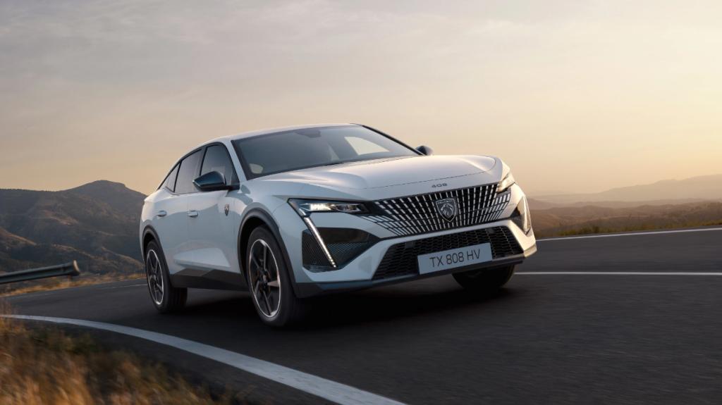 新型「PEUGEOT 408 GT Hybrid」デビュー✨