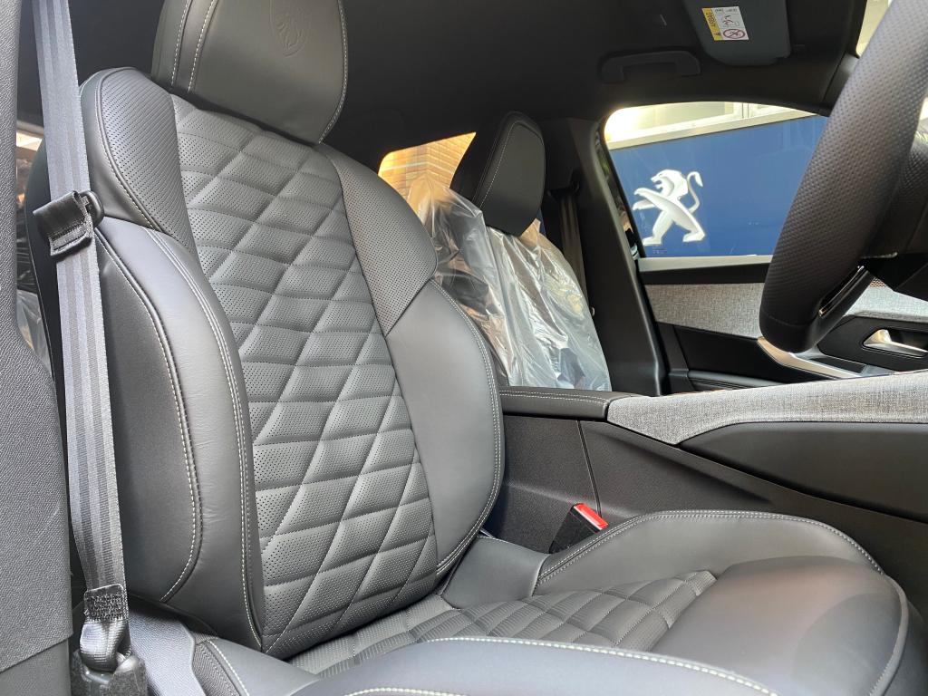 3008 GT HYBRID Black Edition 入庫しました♪